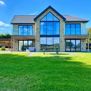  Holiday home Stunning Modern Set In Beautiful Grounds.